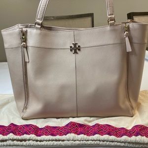 TORY BURCH
Patent Leather Tote Bag